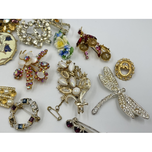 1189 - A collection of vintage brooches