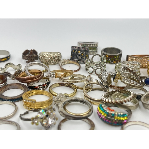 1190 - A collection of fashion rings