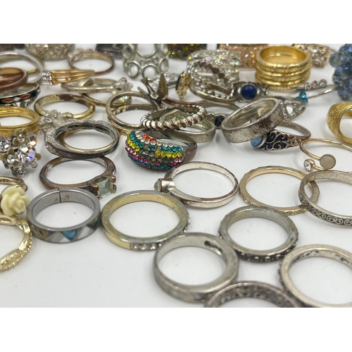 1190 - A collection of fashion rings