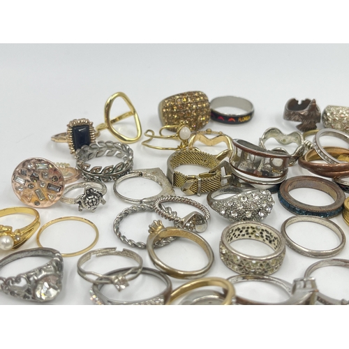 1190 - A collection of fashion rings