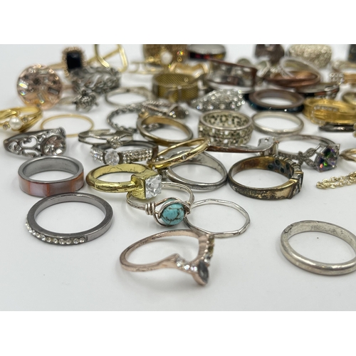 1190 - A collection of fashion rings