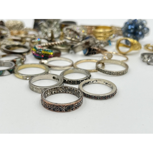 1190 - A collection of fashion rings