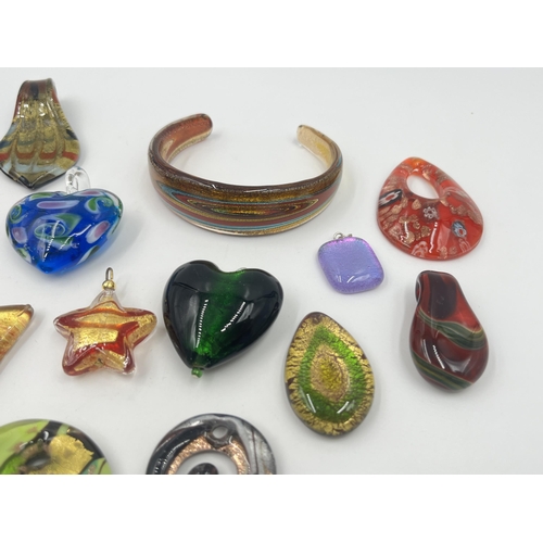 1191 - A collection of art glass pendants