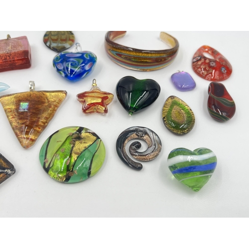 1191 - A collection of art glass pendants