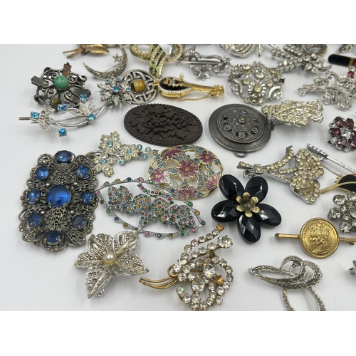 1194 - A collection of vintage brooches to include Ceramico Designs, Sphinx etc.