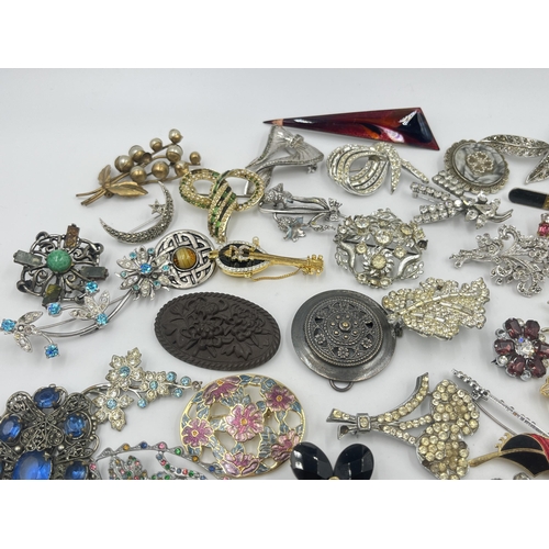 1194 - A collection of vintage brooches to include Ceramico Designs, Sphinx etc.