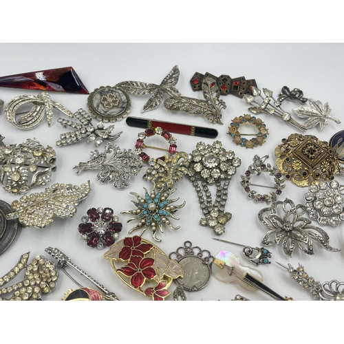 1194 - A collection of vintage brooches to include Ceramico Designs, Sphinx etc.