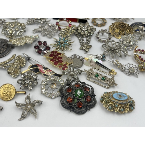 1194 - A collection of vintage brooches to include Ceramico Designs, Sphinx etc.