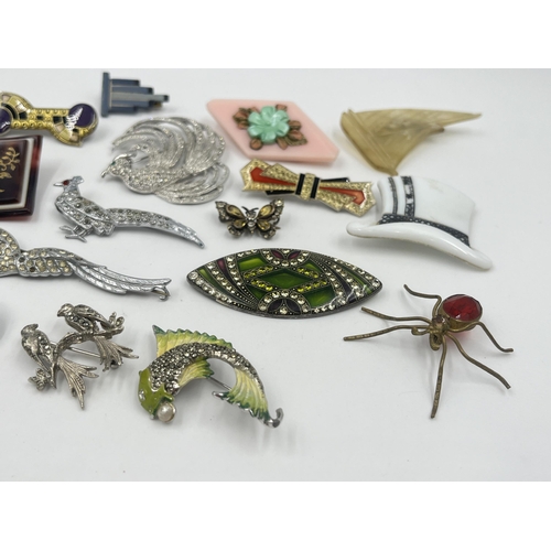 1198 - A collection of vintage brooches to include C. Popesco France, mother of pearl, horn etc.