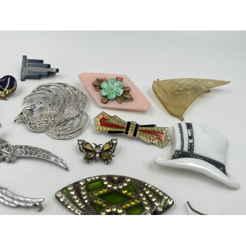 1198 - A collection of vintage brooches to include C. Popesco France, mother of pearl, horn etc.