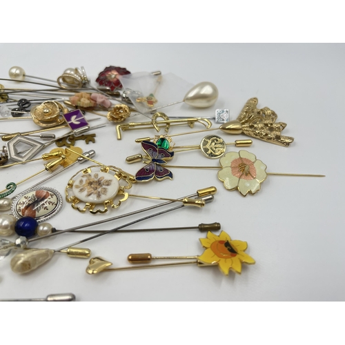 1200 - A collection of vintage hat pins and brooches