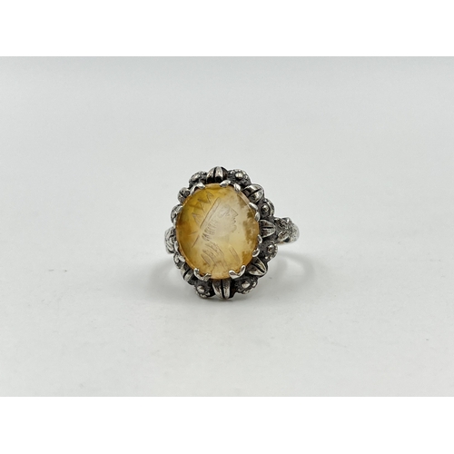 1219 - An unmarked white metal intaglio ring, size O - approx. gross weight 4.7 grams