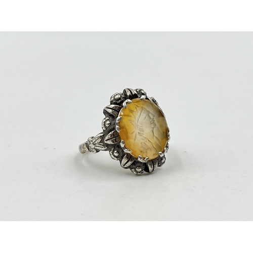 1219 - An unmarked white metal intaglio ring, size O - approx. gross weight 4.7 grams