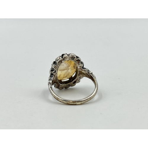 1219 - An unmarked white metal intaglio ring, size O - approx. gross weight 4.7 grams