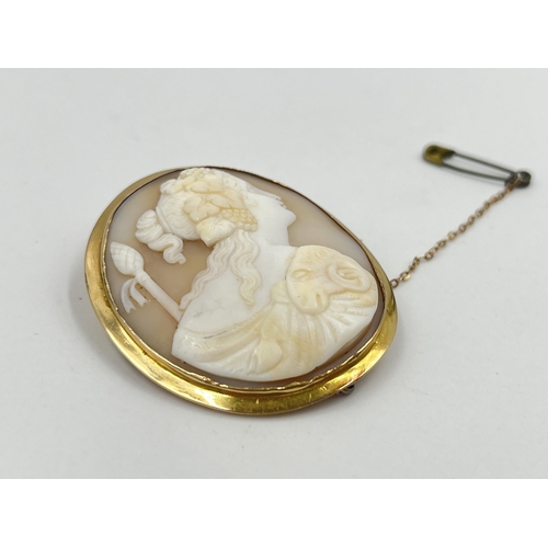 1224 - An antique yellow metal framed carved shell cameo brooch - approx. gross weight 11.9 grams and 4cm x... 