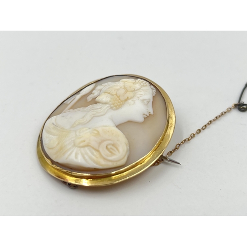 1224 - An antique yellow metal framed carved shell cameo brooch - approx. gross weight 11.9 grams and 4cm x... 