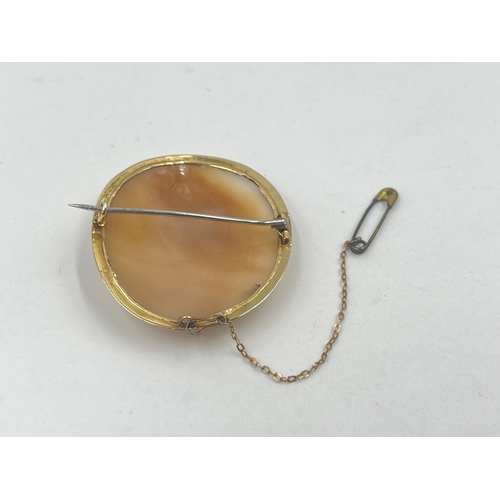 1224 - An antique yellow metal framed carved shell cameo brooch - approx. gross weight 11.9 grams and 4cm x... 