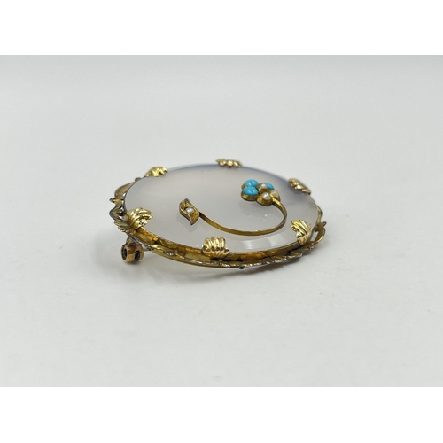 1225 - A Victorian yellow metal chalcedony and turquoise forget me not brooch - approx. gross weight 14.42 ... 