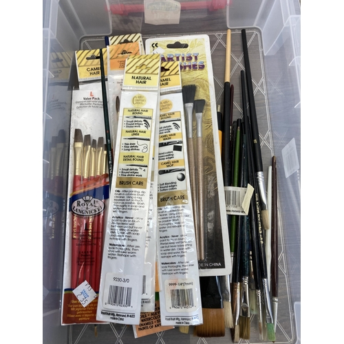 462 - A collection of various new and used paint brushes