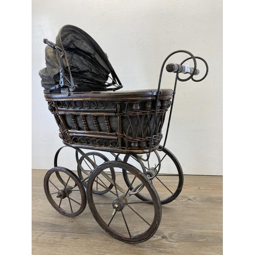 495 - A 19th century style dolls pram