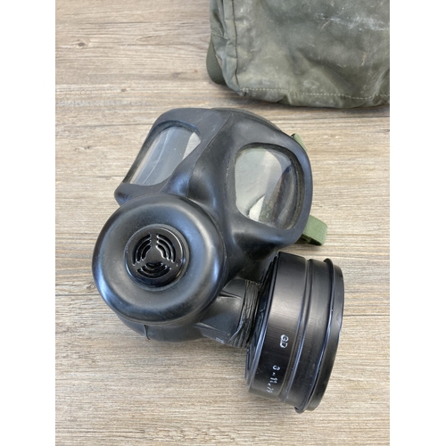 500 - A bagged mid 20th century military issued gas mask