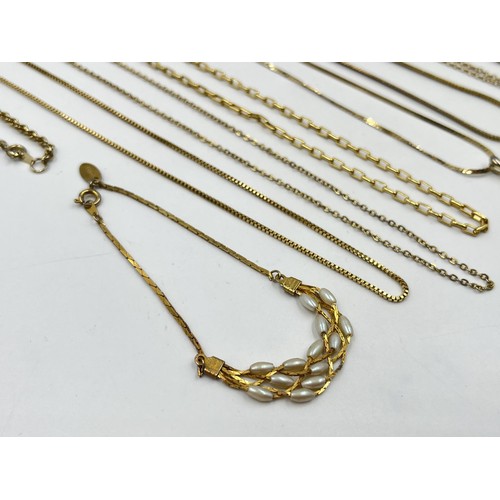 1231B - A collection of yellow metal jewellery