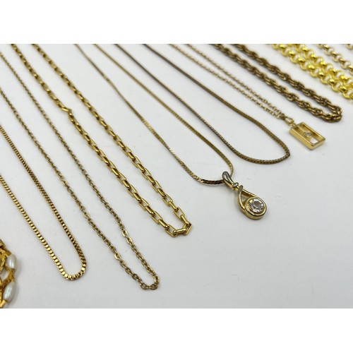 1231B - A collection of yellow metal jewellery