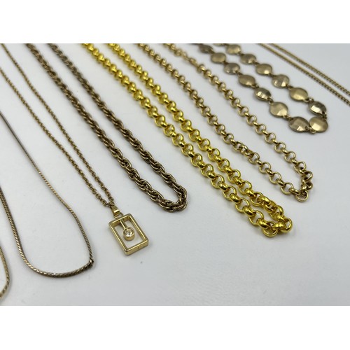 1231B - A collection of yellow metal jewellery