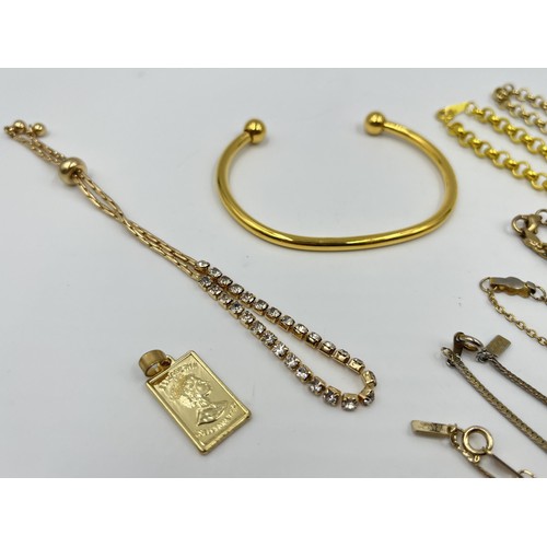 1231B - A collection of yellow metal jewellery