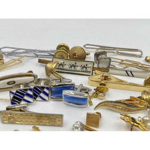 1231D - A collection of tie clips and cufflinks to include Stratton Imitation etc.