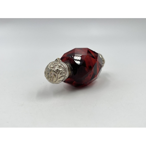 1257 - A Victorian white metal and cranberry glass double sided scent bottle - approx. gross weight 44 gram... 