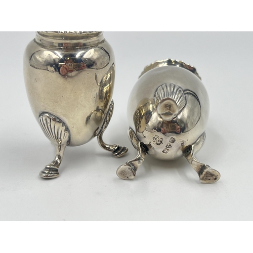 1314 - A pair of Edwardian Vale Brothers & Sermon sterling silver tri footed pepper shakers, hallmarked Che... 