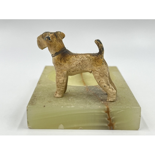 1346 - A 1930s onyx and and cold painted bronze novelty dog ashtray - approx. 6cm high x 11cm wide x 7.5cm ... 