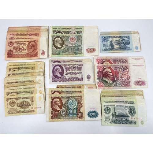 1371 - A collection of Russian banknotes; 1, 3, 5, 10 and 25 roubles dated 1961 and 50, 100 and 500 roubles... 