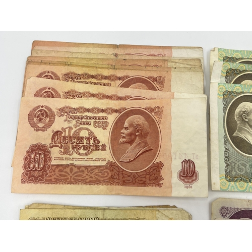 1371 - A collection of Russian banknotes; 1, 3, 5, 10 and 25 roubles dated 1961 and 50, 100 and 500 roubles... 