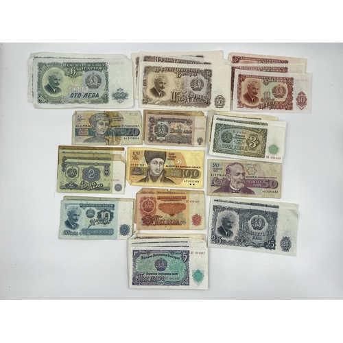 1372 - A collection of mid/late 20th century Bulgarian banknotes to include 1, 2, 3, 5, 10, 20, 25, 50 and ... 