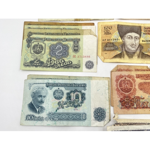 1372 - A collection of mid/late 20th century Bulgarian banknotes to include 1, 2, 3, 5, 10, 20, 25, 50 and ... 