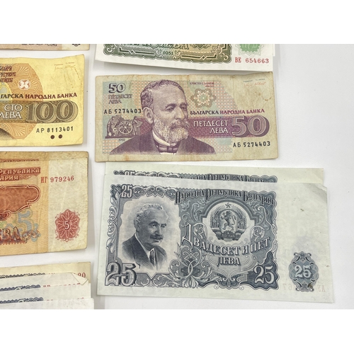 1372 - A collection of mid/late 20th century Bulgarian banknotes to include 1, 2, 3, 5, 10, 20, 25, 50 and ... 