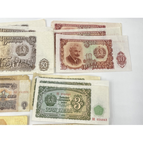 1372 - A collection of mid/late 20th century Bulgarian banknotes to include 1, 2, 3, 5, 10, 20, 25, 50 and ... 