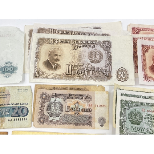 1372 - A collection of mid/late 20th century Bulgarian banknotes to include 1, 2, 3, 5, 10, 20, 25, 50 and ... 