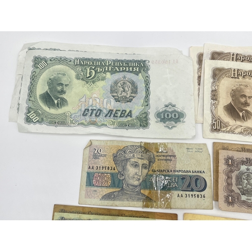 1372 - A collection of mid/late 20th century Bulgarian banknotes to include 1, 2, 3, 5, 10, 20, 25, 50 and ... 