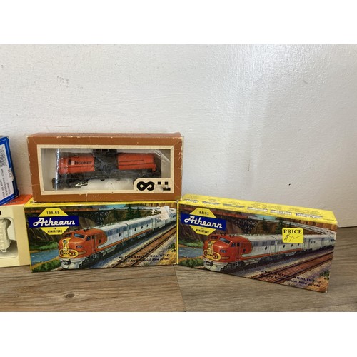 342 - A collection of HO scale model railway items to include boxed Bachmann 61502 F9 diesel locomotive, b... 