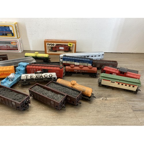 342 - A collection of HO scale model railway items to include boxed Bachmann 61502 F9 diesel locomotive, b... 