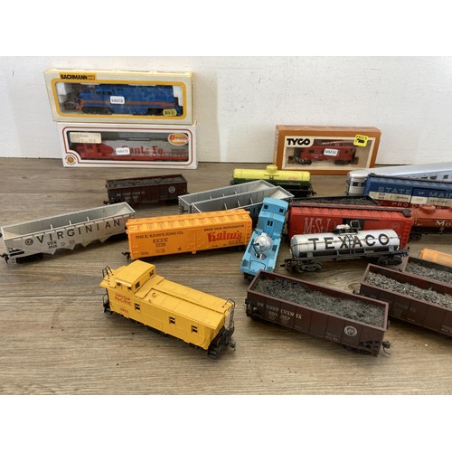 342 - A collection of HO scale model railway items to include boxed Bachmann 61502 F9 diesel locomotive, b... 