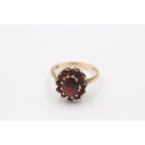 1004 - A 9ct gold garnet set floral cluster ring - approx. gross weight 3.2 grams