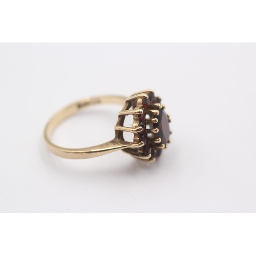 1004 - A 9ct gold garnet set floral cluster ring - approx. gross weight 3.2 grams