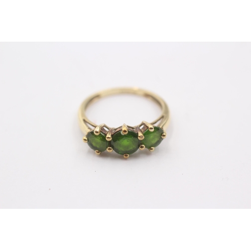 1009 - A 9ct gold diopside three stone ring- approx. gross weight 1.7 grams