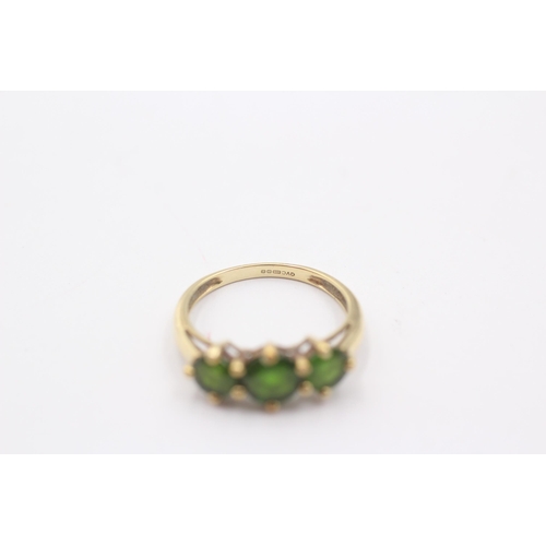 1009 - A 9ct gold diopside three stone ring- approx. gross weight 1.7 grams