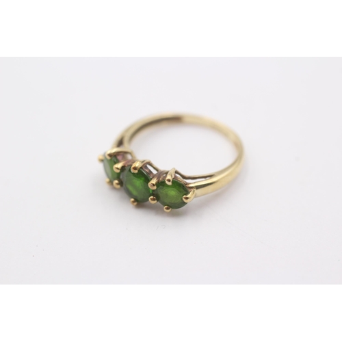 1009 - A 9ct gold diopside three stone ring- approx. gross weight 1.7 grams