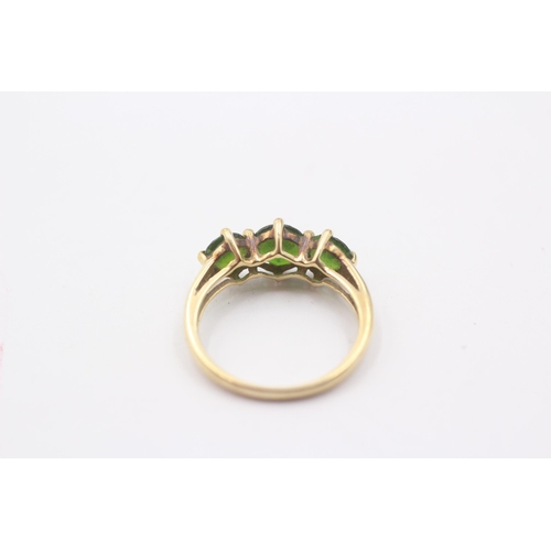 1009 - A 9ct gold diopside three stone ring- approx. gross weight 1.7 grams